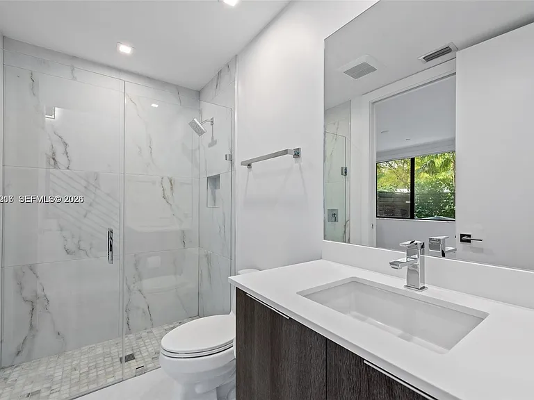 1056 N Victoria Park Rd — Photo 29