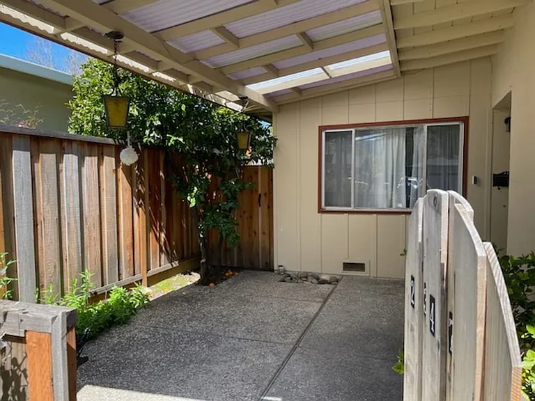 2347 Venndale Ave — Photo 5