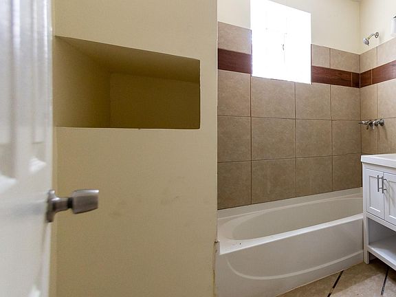 5th image of 8418 S Escanaba Ave #1