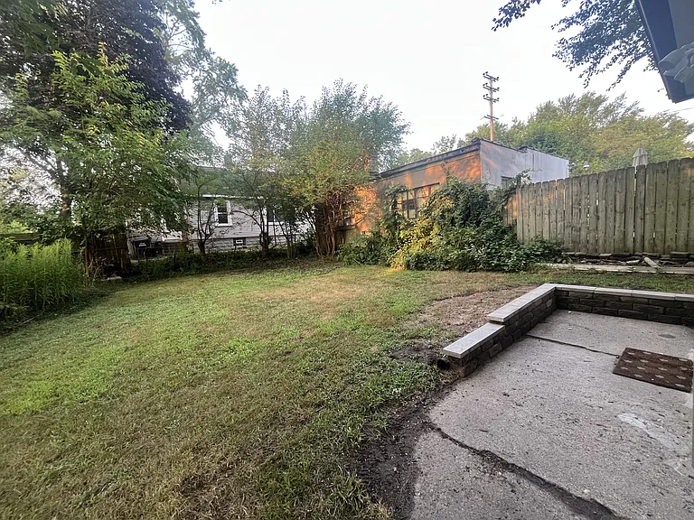 925 Windsor Ave — Photo 2