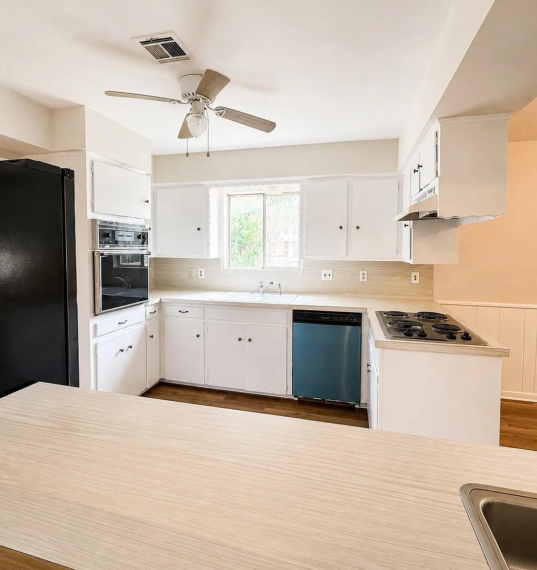 3 bed, 2.0 bath, 2237 sqft, $2,700 — Photo 4