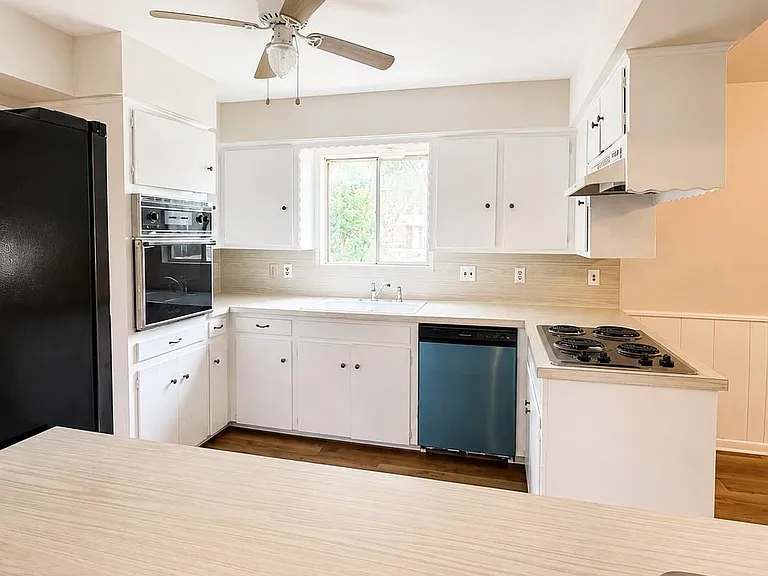 10223 Knoboak Dr — Photo 2