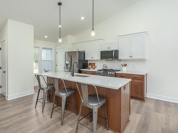 4th image of 1422 N Village Cir