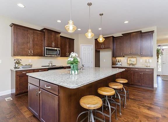 Large Center Island with Breakfast Bar