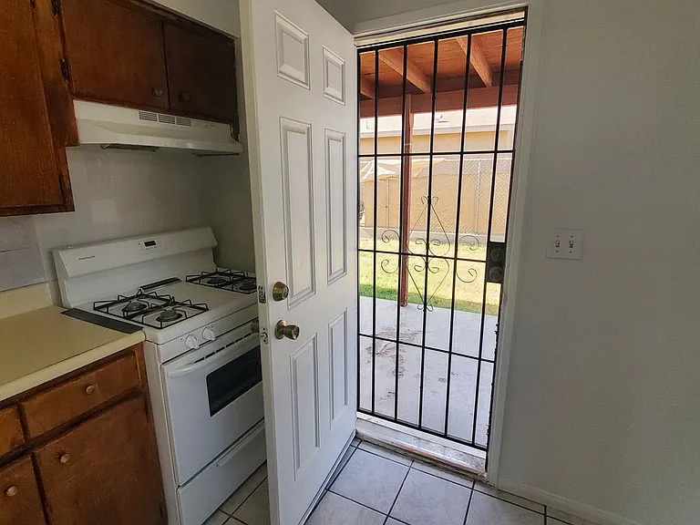 1416 E H St — Photo 13
