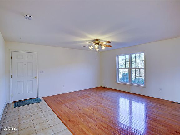 5th image of 11 Penn Brook Dr