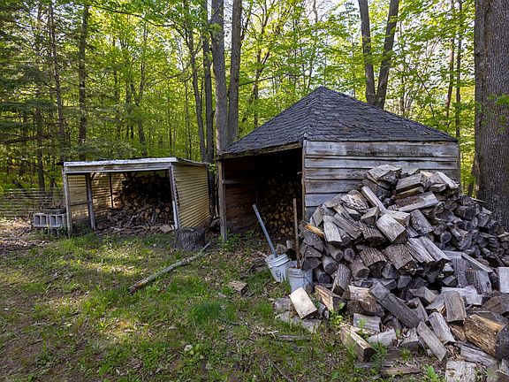 4th image of 301 Old County Road D