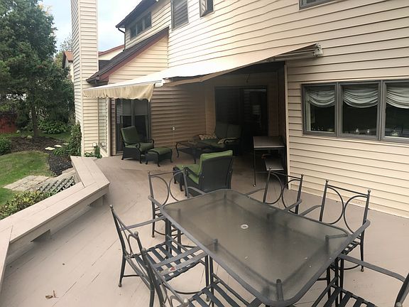 Huge rear deck w/ awning