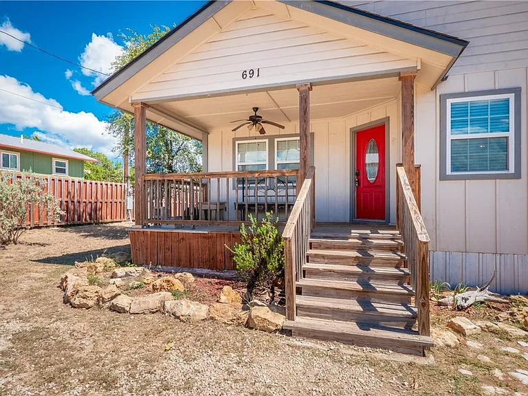 691 Tamarack Dr — Photo 4