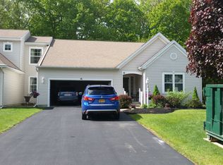 15 Grooms Point Dr, Clifton Park, NY 12065