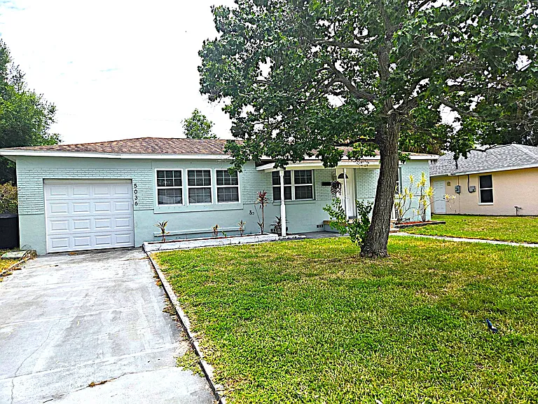5036 Oxford Ave N — Photo 2