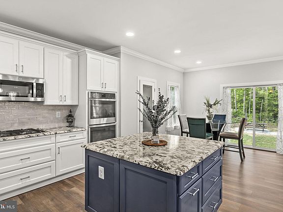 4th image of 10776 Wisteria Ln