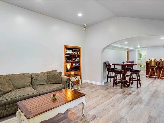 4th image of 22 Buhl Ln