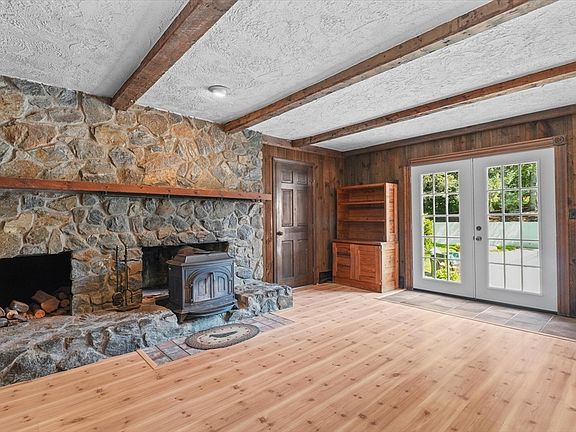 5th image of 85 Rosewood Dr