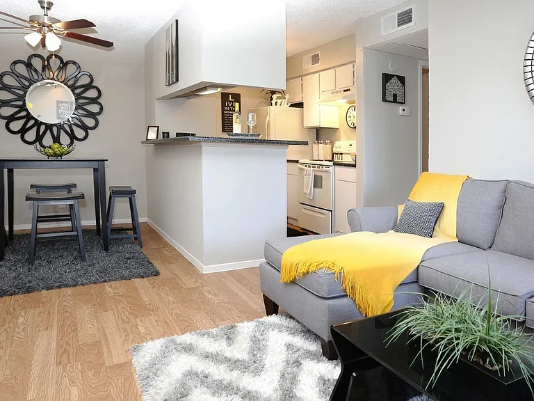 Sandcastle Apartments — Photo 13