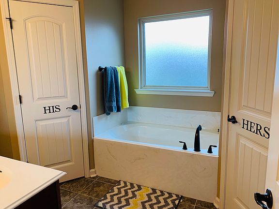 Mast bath with jetted tub 