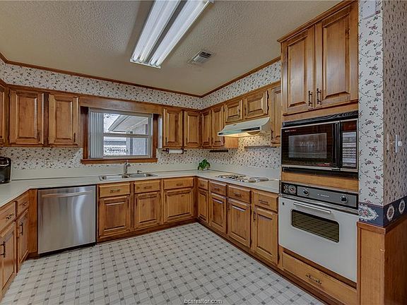 5th image of 3722 Valley Oaks Dr