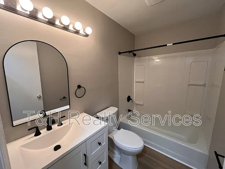 110 Pennsylvania Ct — Photo 14