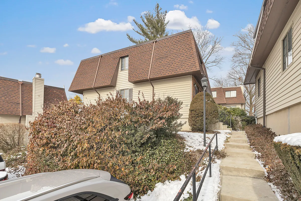 Building Photo - 202 Soundview Ave #60