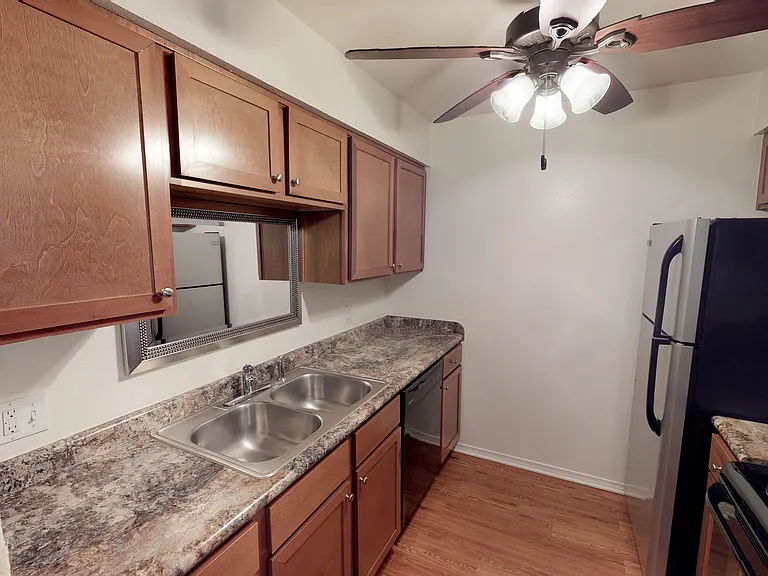 Metroplex Apartments — Photo 14