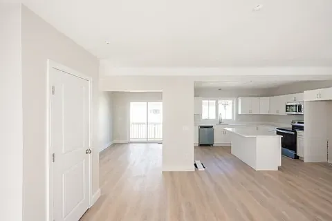 3 bed, 2.5 bath, 1600 sqft, $1,000 — Photo 4