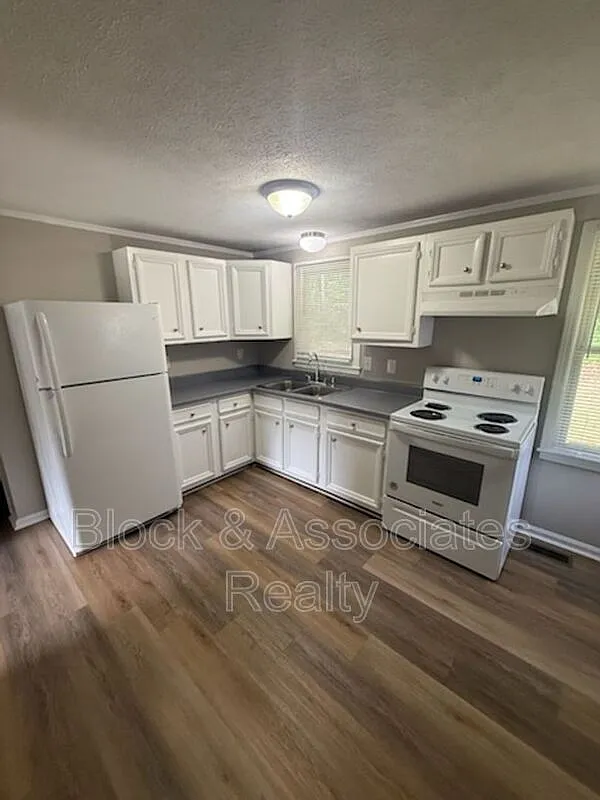 3 bed, 1.5 bath, $1,350 — Photo 2