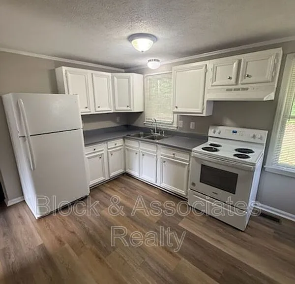 935 Country Place Rd — Photo 2