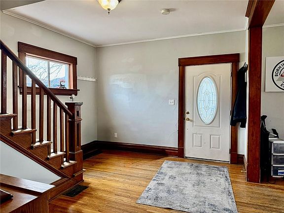4th image of 321 W 5th St