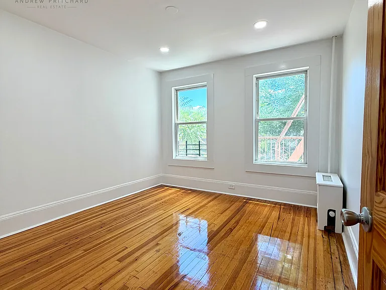 22-11 Crescent St #2 — Photo 3