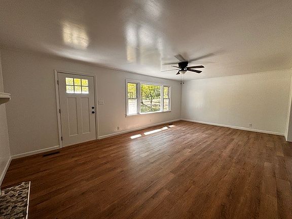 4th image of 233 Glen Oak Cir