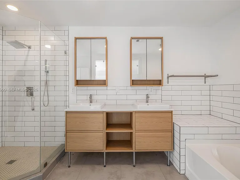 801 NE 118th St — Photo 11