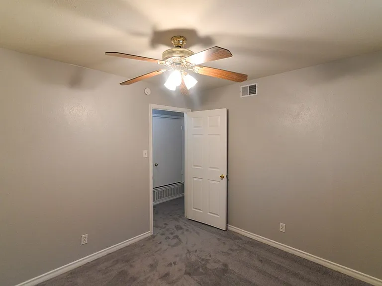 614 N Young Blvd — Photo 10