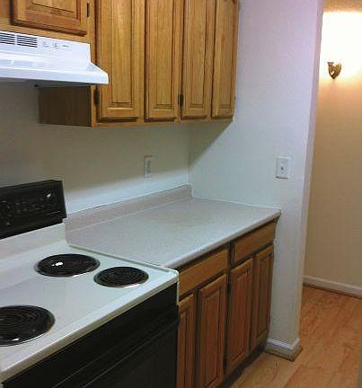 2nd image of 904 N Broadway Ave APT 020