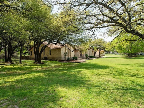 5th image of 601 Woodway Dr
