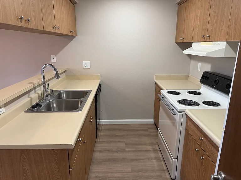 Sandalwood Apartments — Photo 28