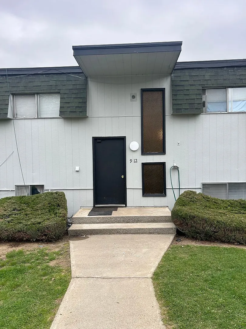 Sunset Manor — Photo 1
