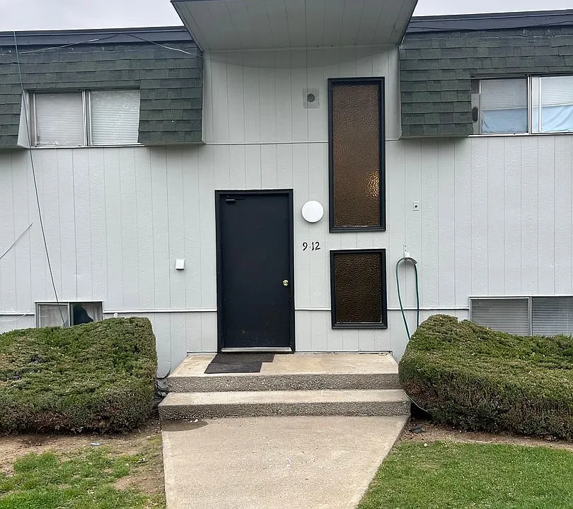 933 N Baker Ave