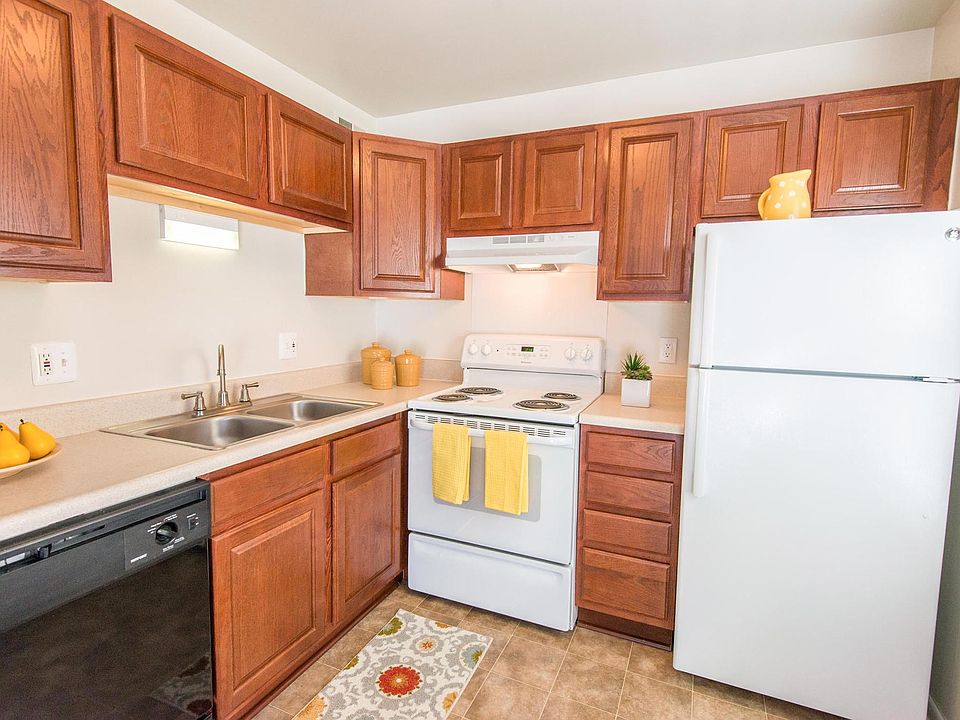 Kitchen (cabinets & appliances vary)