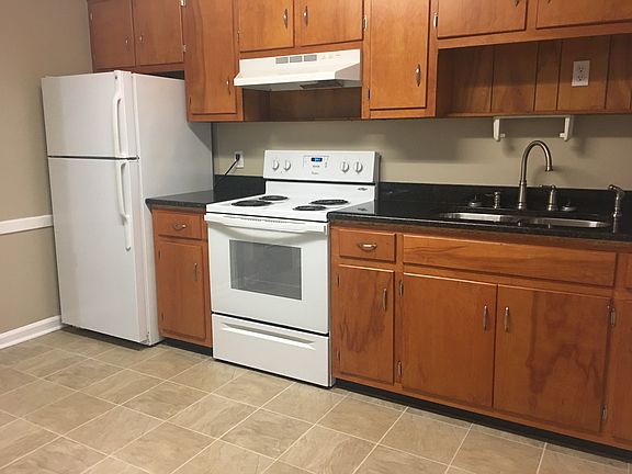 3rd image of 121 Colonial Ct APT 1C