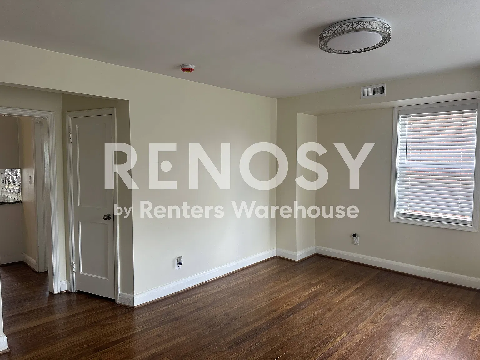 Just renoved 4BR 2.5 BA End Unit in Lake Walker — Photo 3