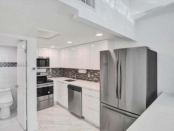 4th image of 11111 Biscayne Blvd #1C