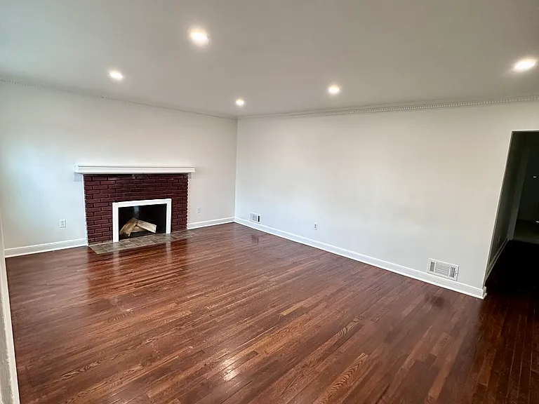 8 Plymouth St — Photo 2
