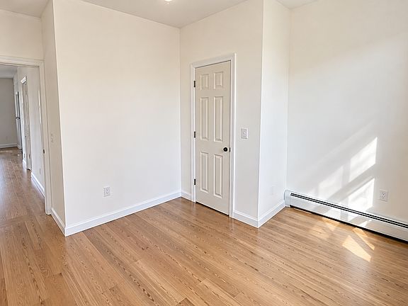 4th image of 10 Farnham Ave Floor 2