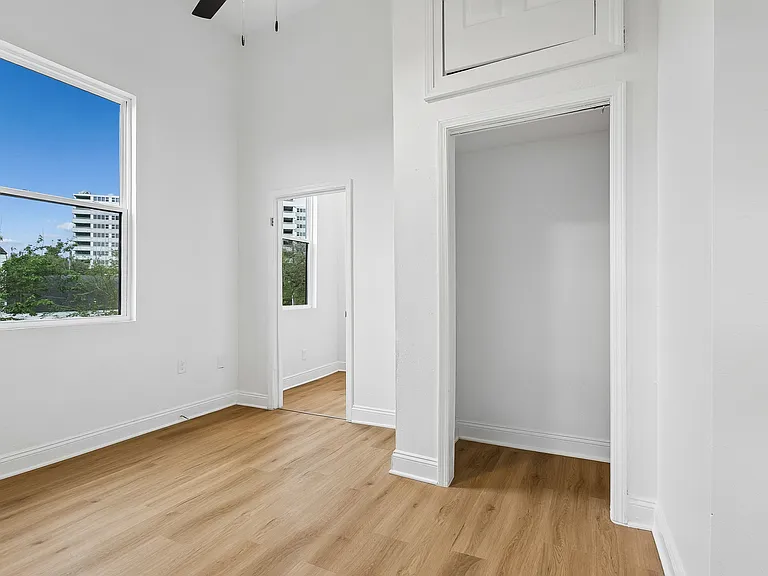 2050 Clio St — Photo 9