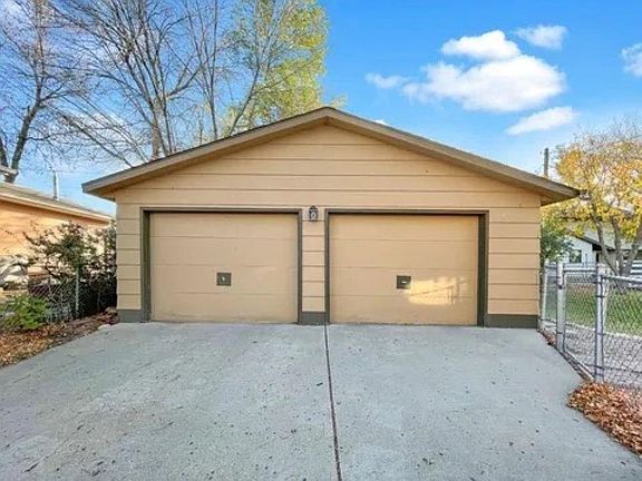 4th image of 907 4th St SW