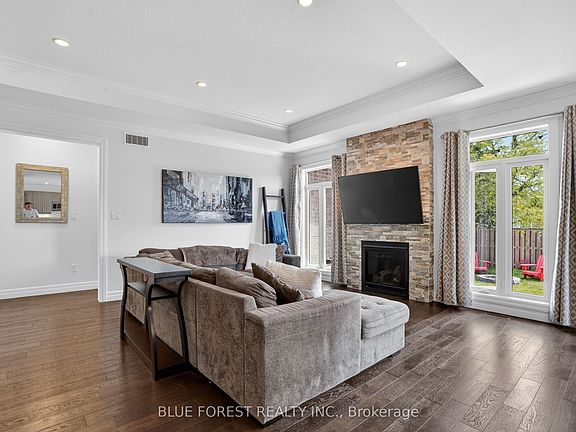 5th image of 14 Thames Springs Cres