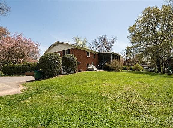 3rd image of 207 Applecross Ln