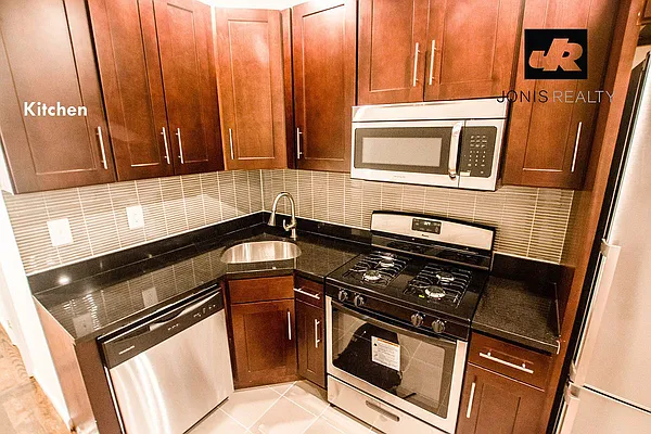 Rented by Jonis Realty | media 9