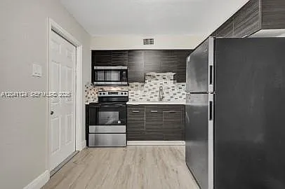 429 NW 9th Ave #3 — Photo 1