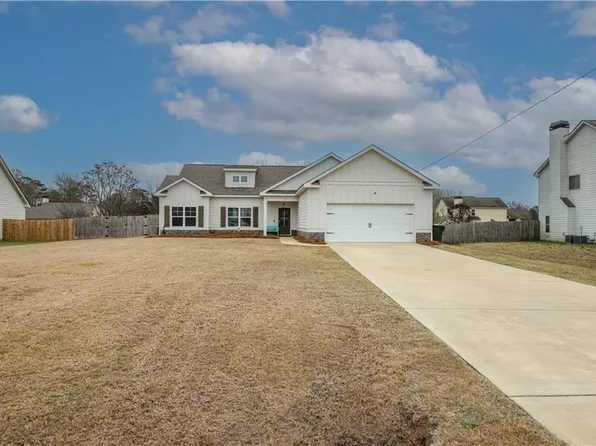37 Churchhill Dr, Fort Mitchell, AL 36856